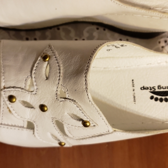 New Spring Step White Sandals - Picture 5 of 12